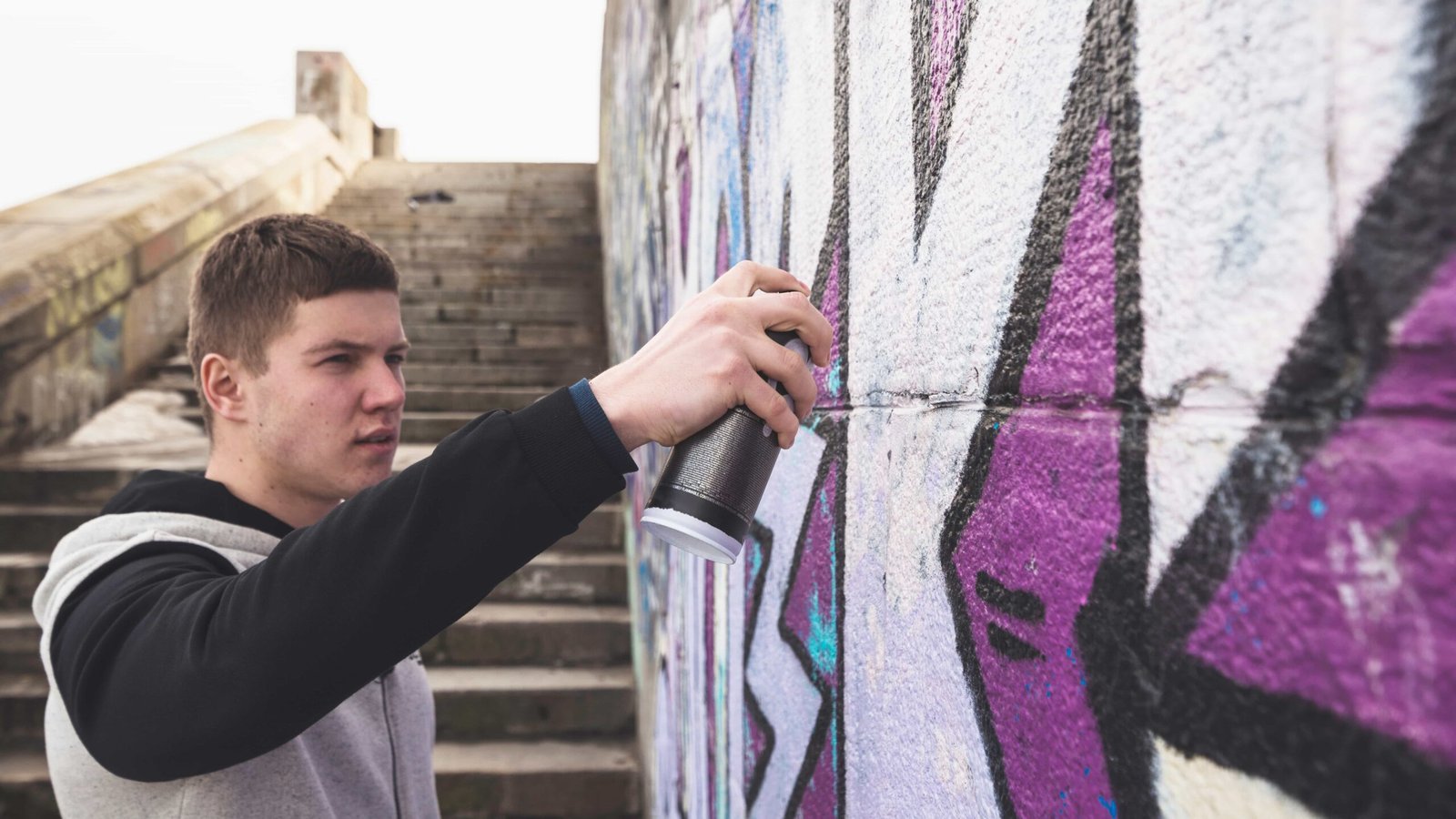 Un homme faisant des graffitis