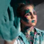 Femme avec peinture sur les mains