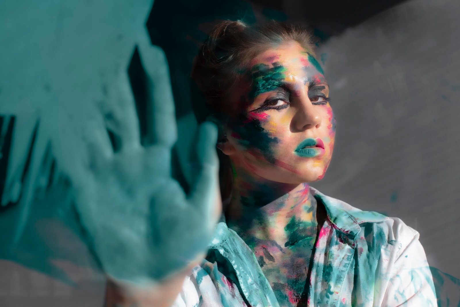 Femme avec peinture sur les mains
