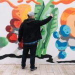 Homme qui peint sur un mûr
