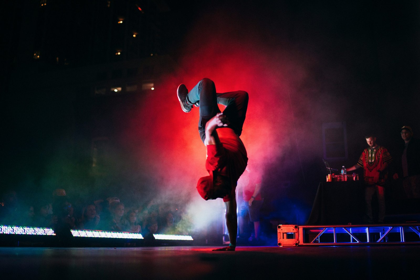 Un homme sur scène qui fait du breakdance