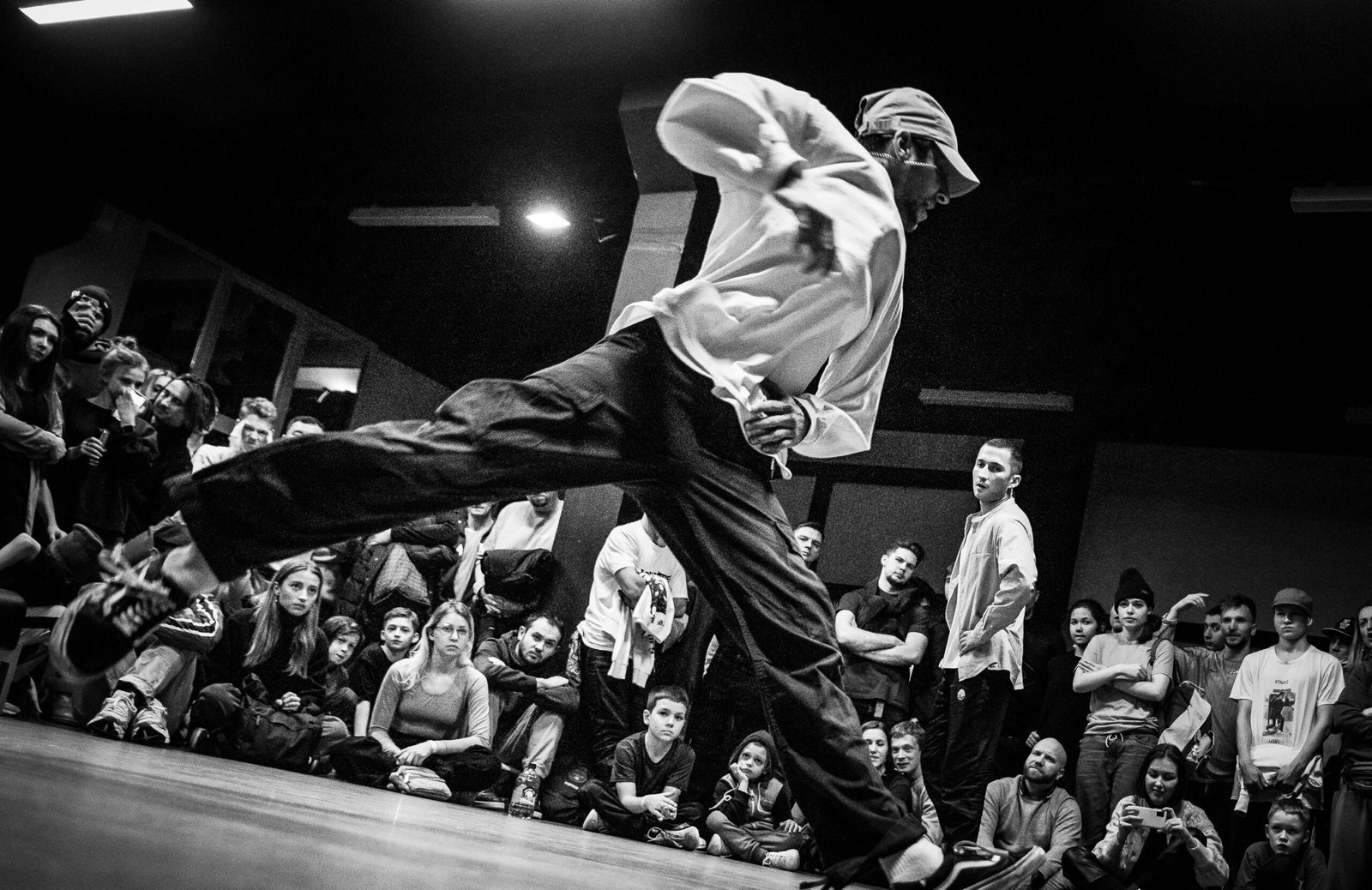 Un homme qui fait du breakdance
