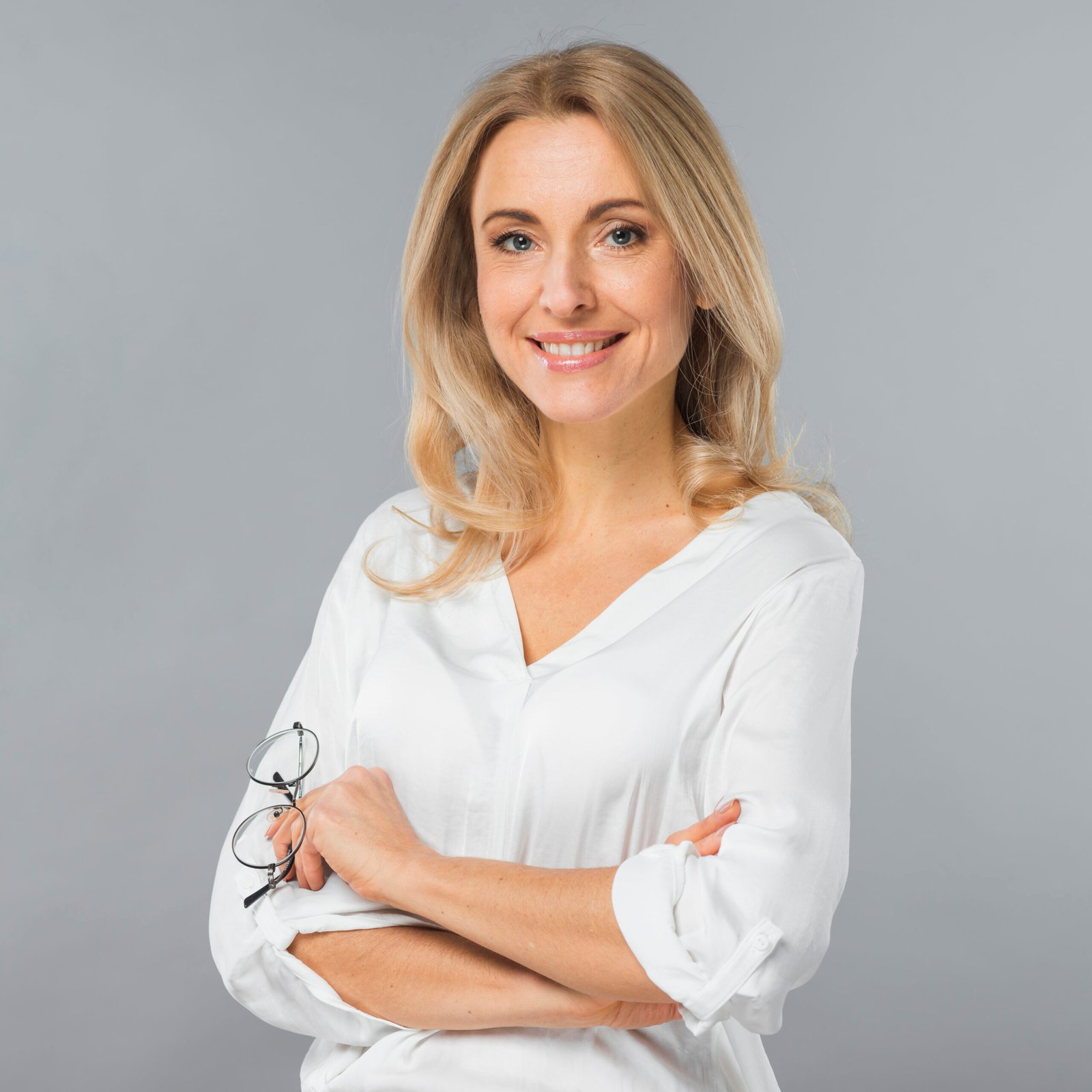Femme blonde souriante
