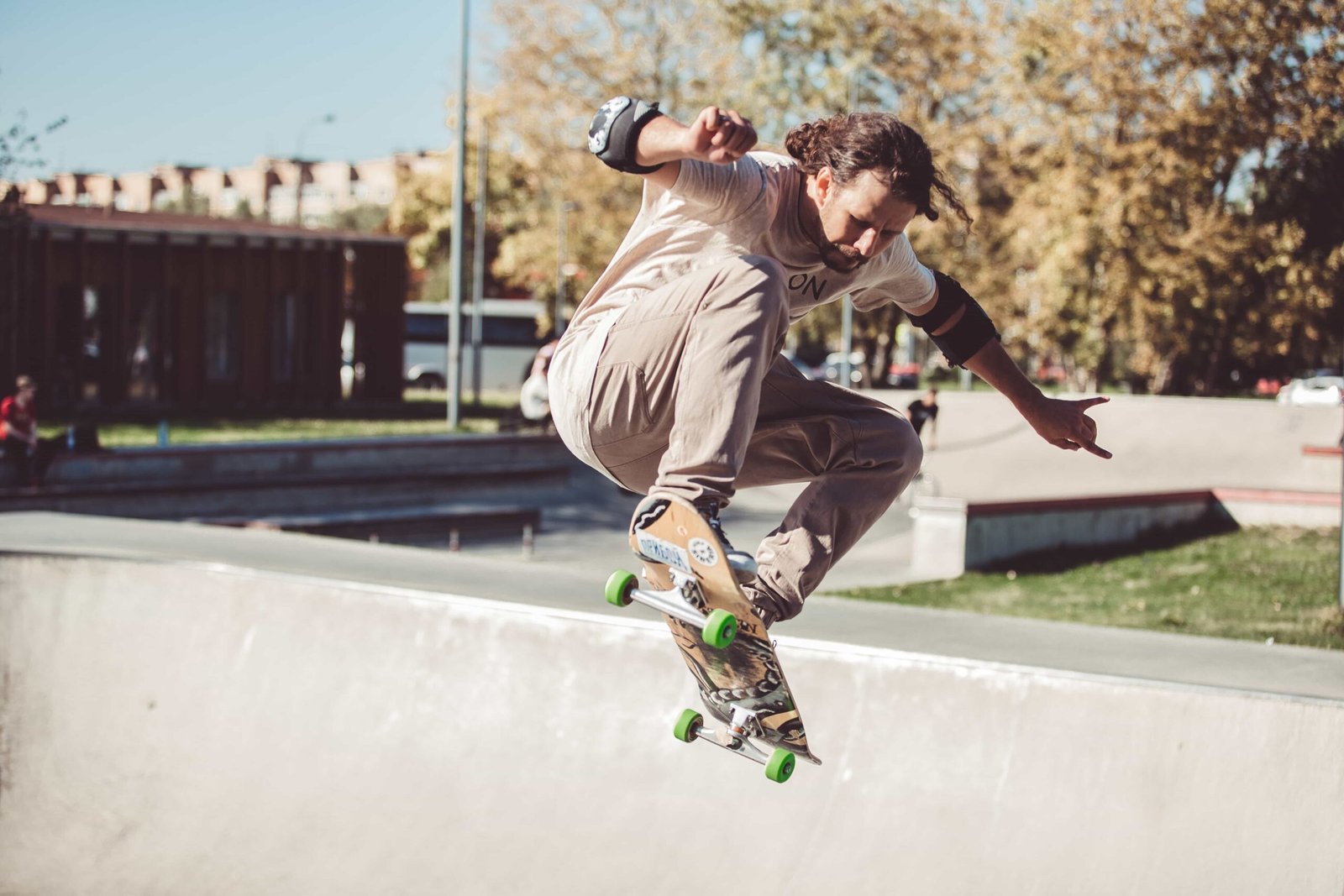 Un homme faisant du skate
